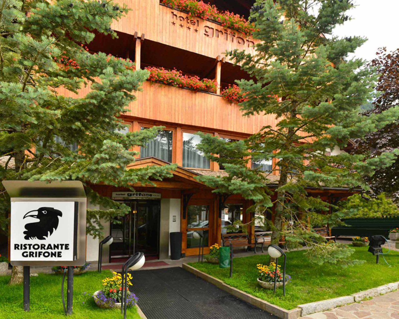 Летний вид отеля Грифон на горнолыжном курорте Мадонна ди Кампильо, Италия