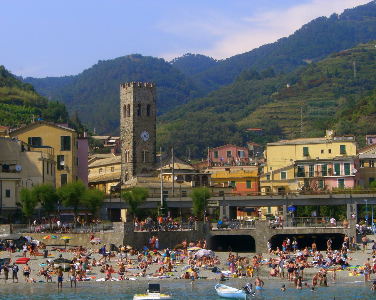 Летний отдых на пляже в Санто Стефано аль Маре, Италия