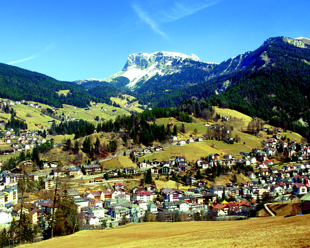 Летний пейзаж на горнолыжном курорте Валь Гардена, Италия