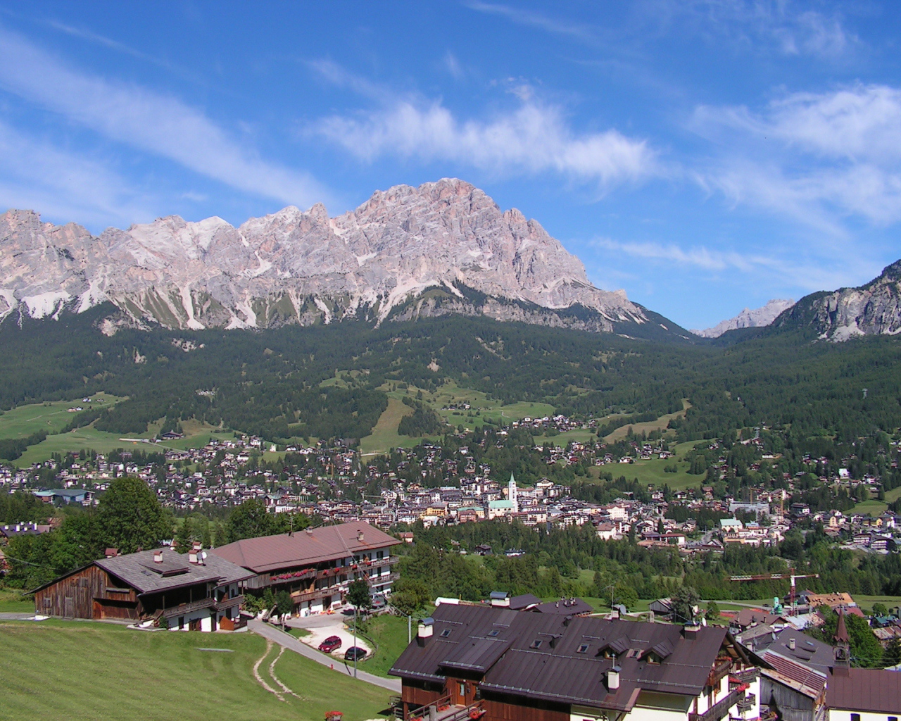 Летний пейзаж на горнолыжном курорте Кортина д'Ампеццо, Италия