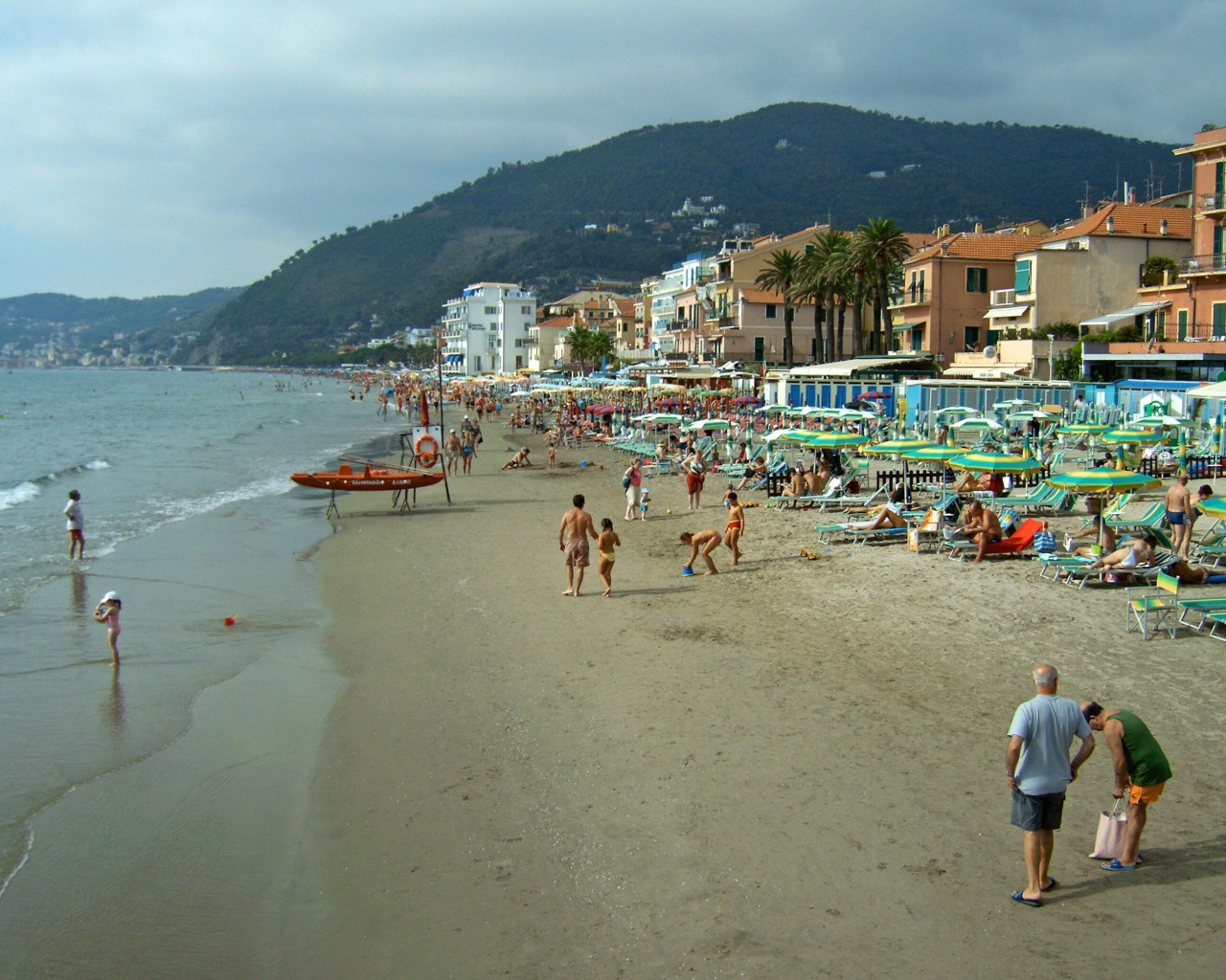 Летний отдых на пляже на курорте Алассио, Италия