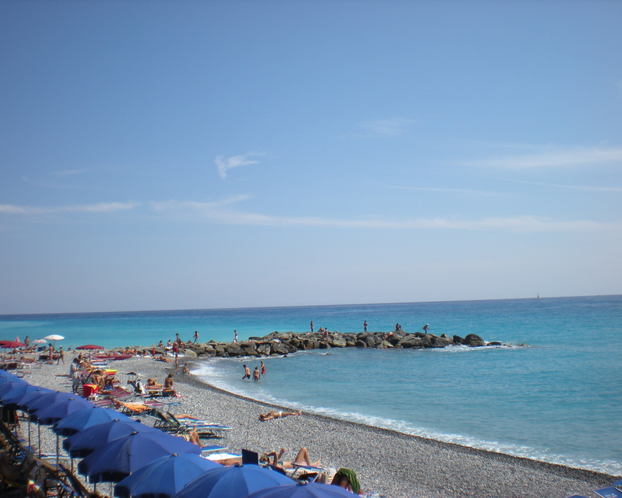 Летний отдых на пляже на курорте Бордигера, Италия