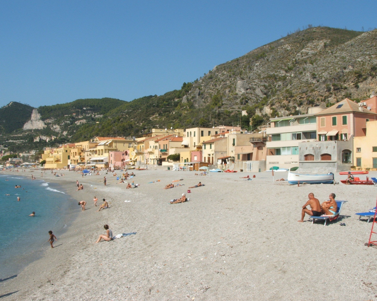 Летний отдых на пляже на курорте Финале Лигуре, Италия