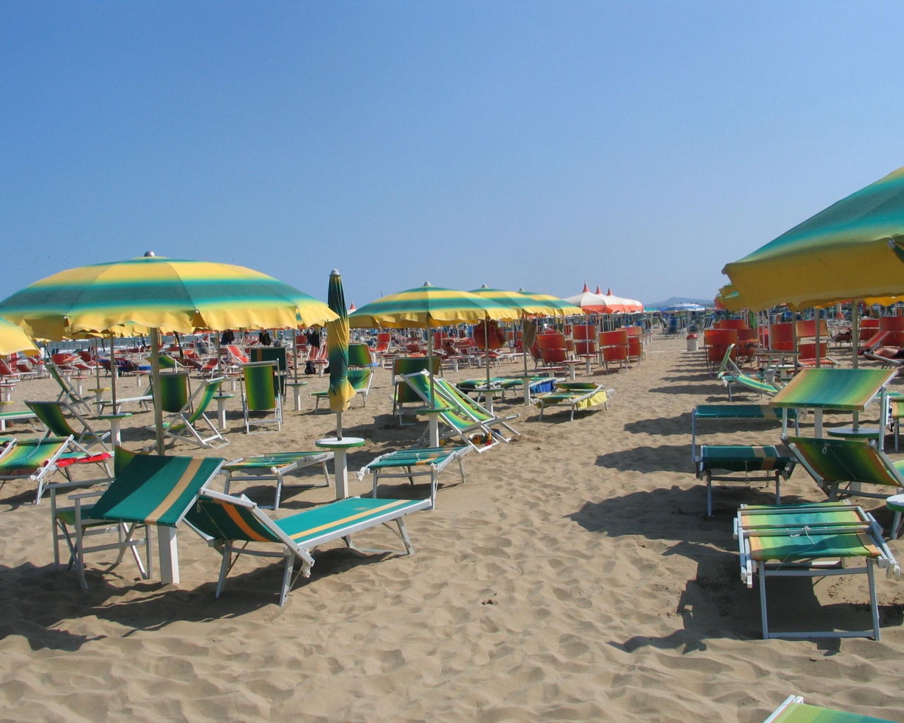 Летний отдых на пляже на курорте Лидо ди Езоло, Италия