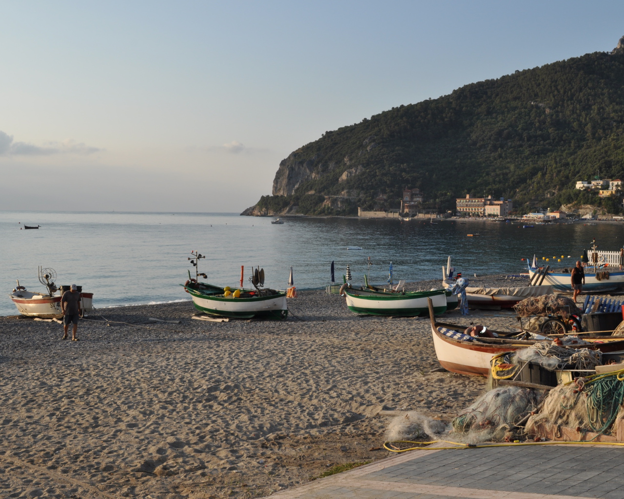 Летний отдых на пляже на курорте Ноли, Италия