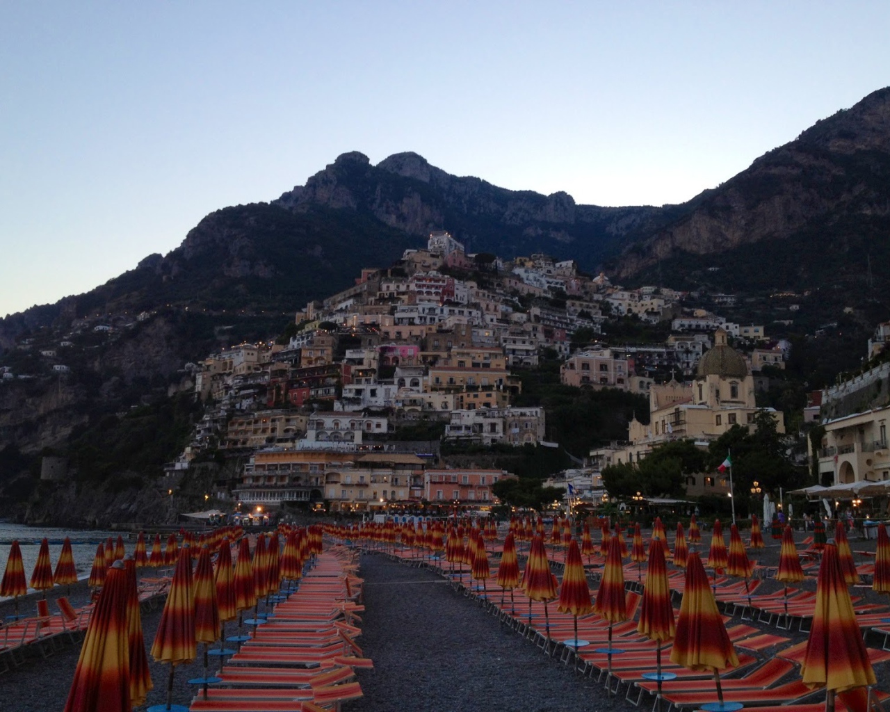 Летний отдых на пляже на курорте Позитано, Италия