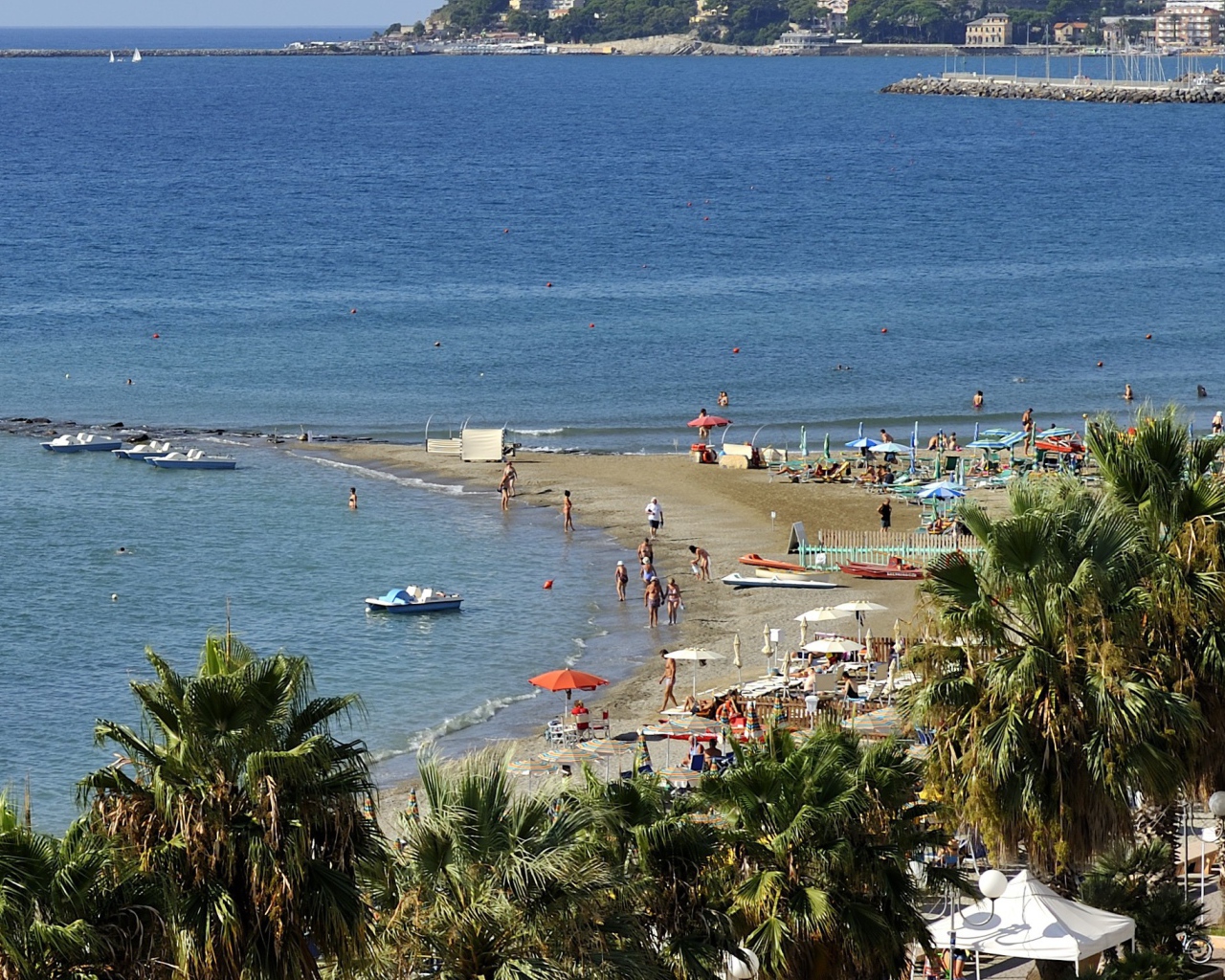 Летний отдых на пляже на курорте Сан Бартоломео Аль Маре, Италия