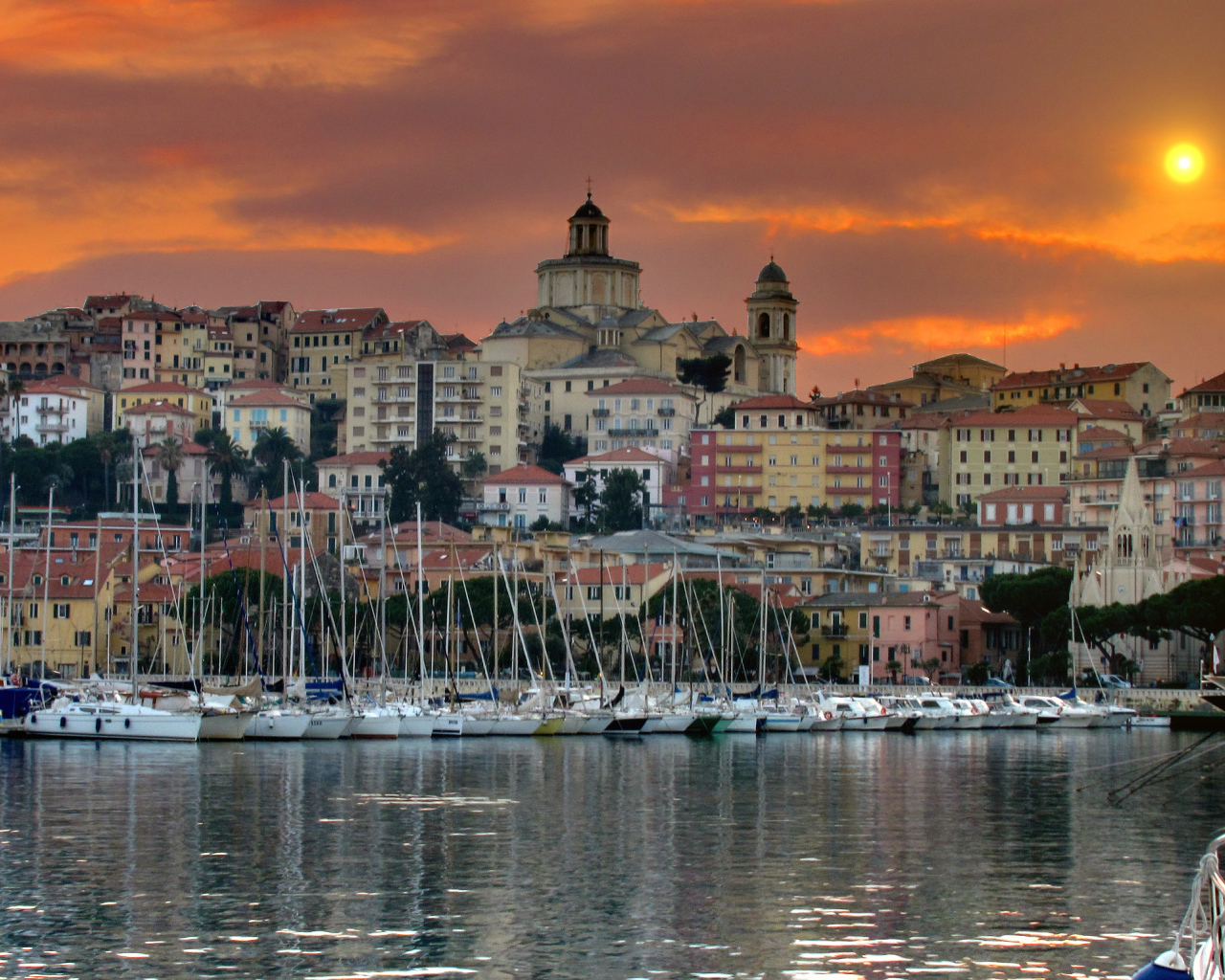 Закат на курорте Империя, Италия