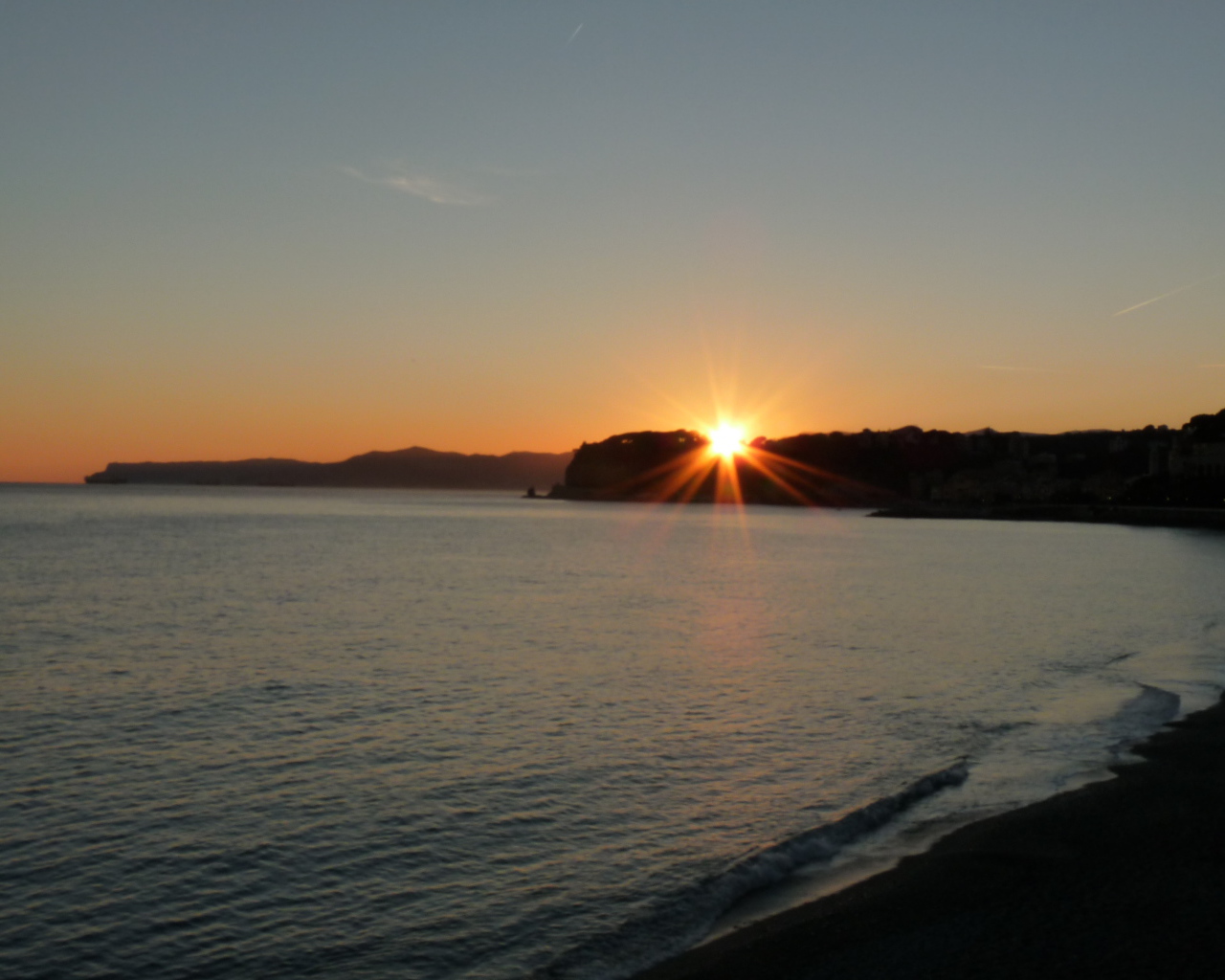 Закат над пляжем на курорте Челле Лигуре, Италия