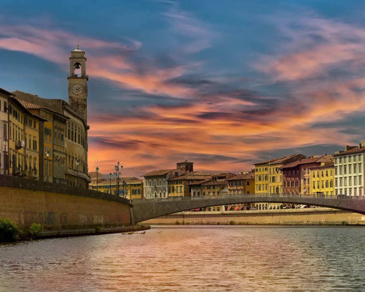 Закат над городом в Пизе, Италия