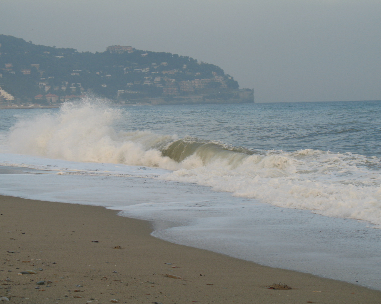 Морской прибой на курорте Споторно, Италия