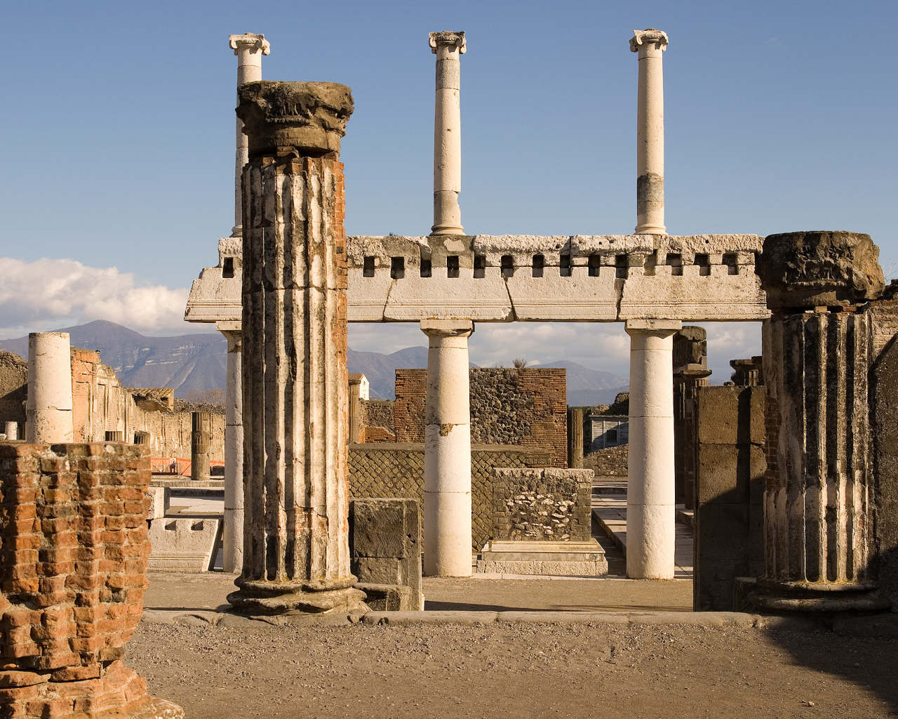 Руины храма в Помпеях, Италия