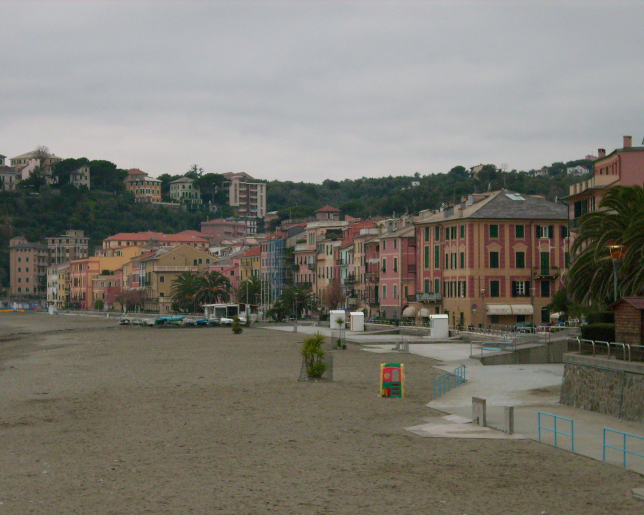 Пляж на курорте Челле Лигуре, Италия