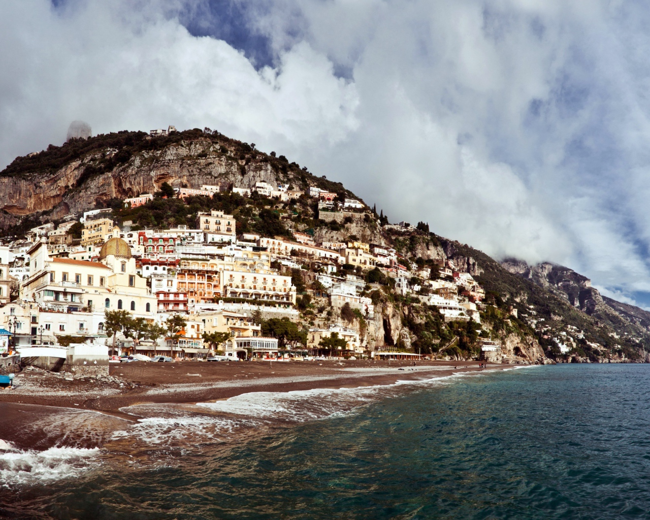 Пляж на курорте Позитано, Италия