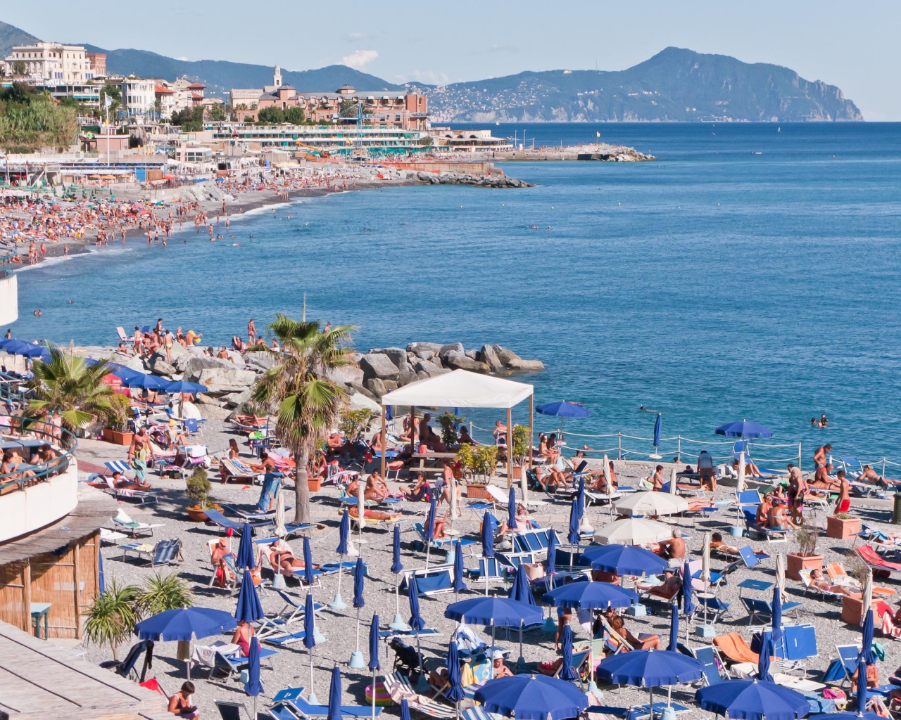 Пляж на курорте Рапалло, Италия