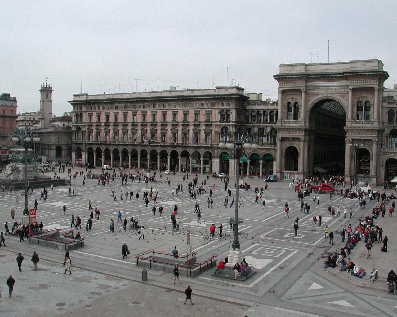 Центральная площадь в Милане, Италия