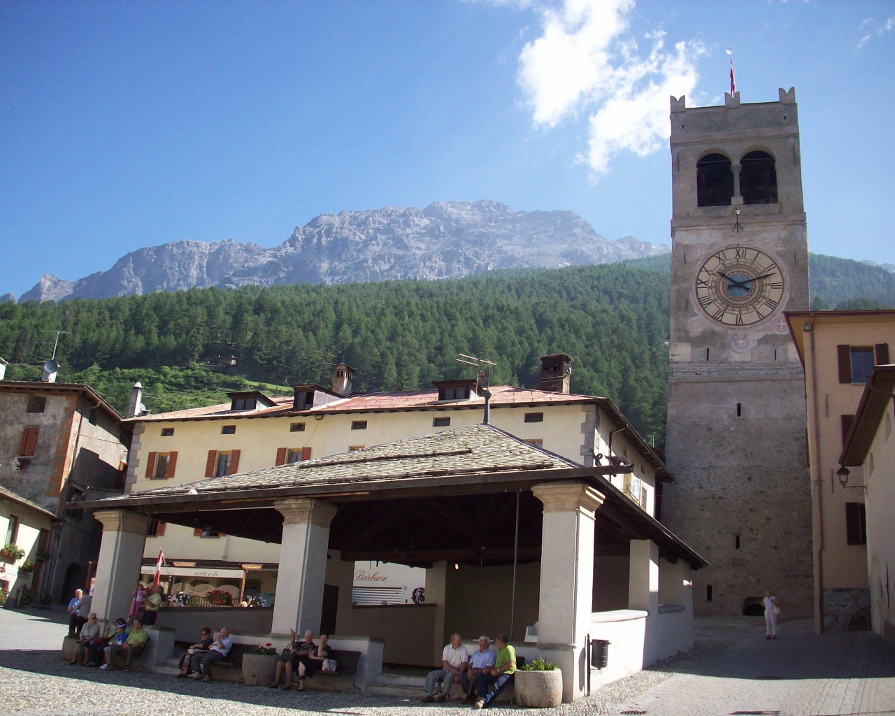 Башня с часами на курорте в Бормио, Италия