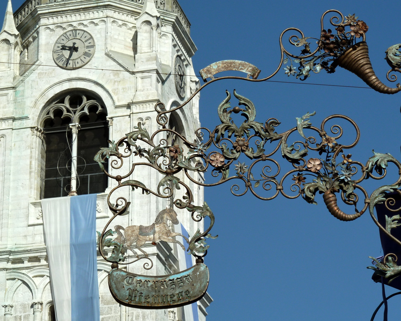 Башня с часами на горнолыжном курорте Кортина д'Ампеццо, Италия