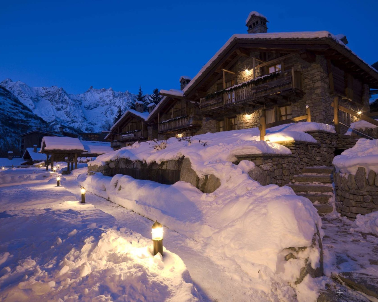 Гостиничные домики на горнолыжном курорте Курмайор, Италия