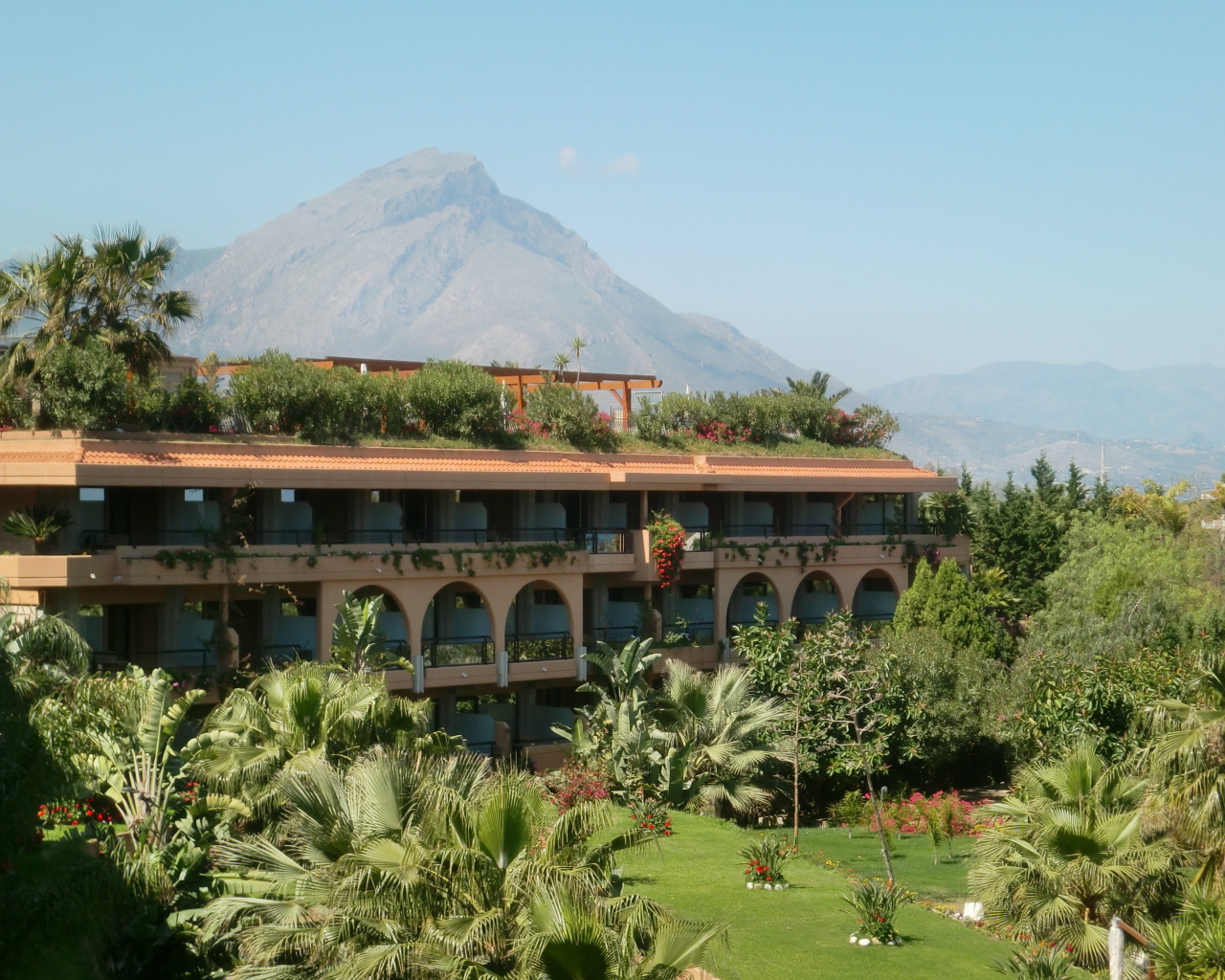 Отель на фоне вулкана Этна на острове Сицилия, Италия