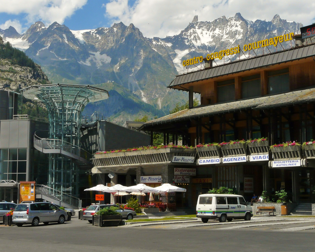 Главная площадь на горнолыжном курорте Курмайор, Италия