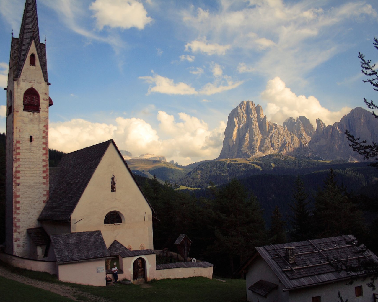 Старинная церковь на курорте Ортизей, Италия