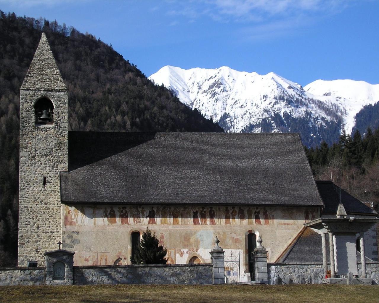 Старинная церковь на горнолыжном курорте Мадонна ди Кампильо, Италия