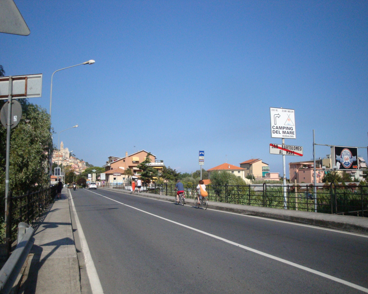 Дорога у набережной на курорте Сан Бартоломео Аль Маре, Италия