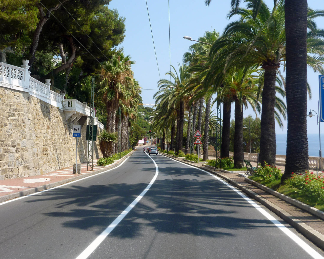 Дорога на набережной в Сан Ремо, Италия
