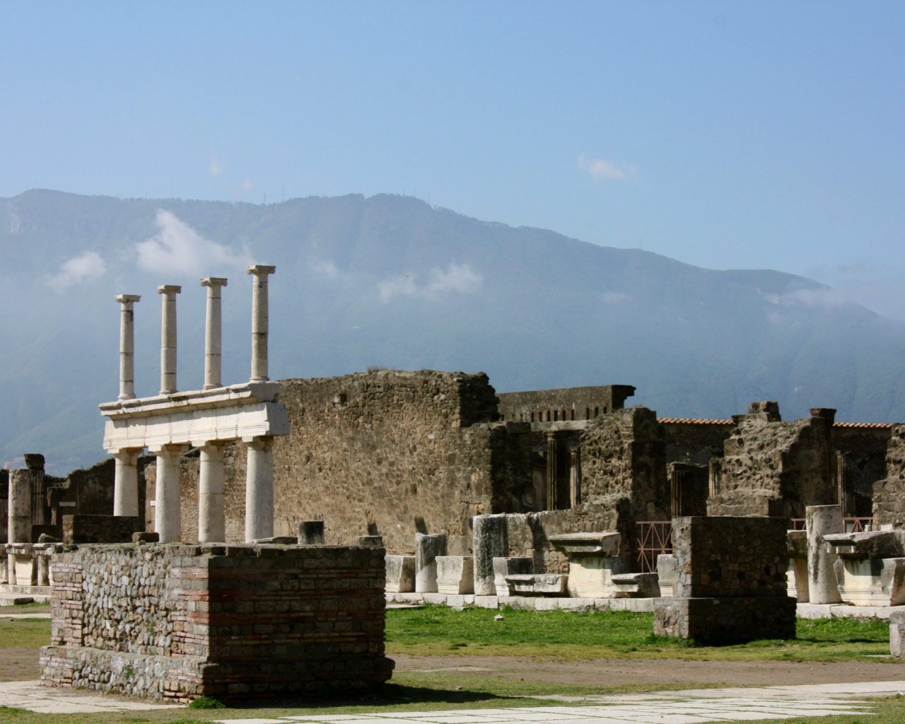 Руины Помпей на фоне гор, Италия