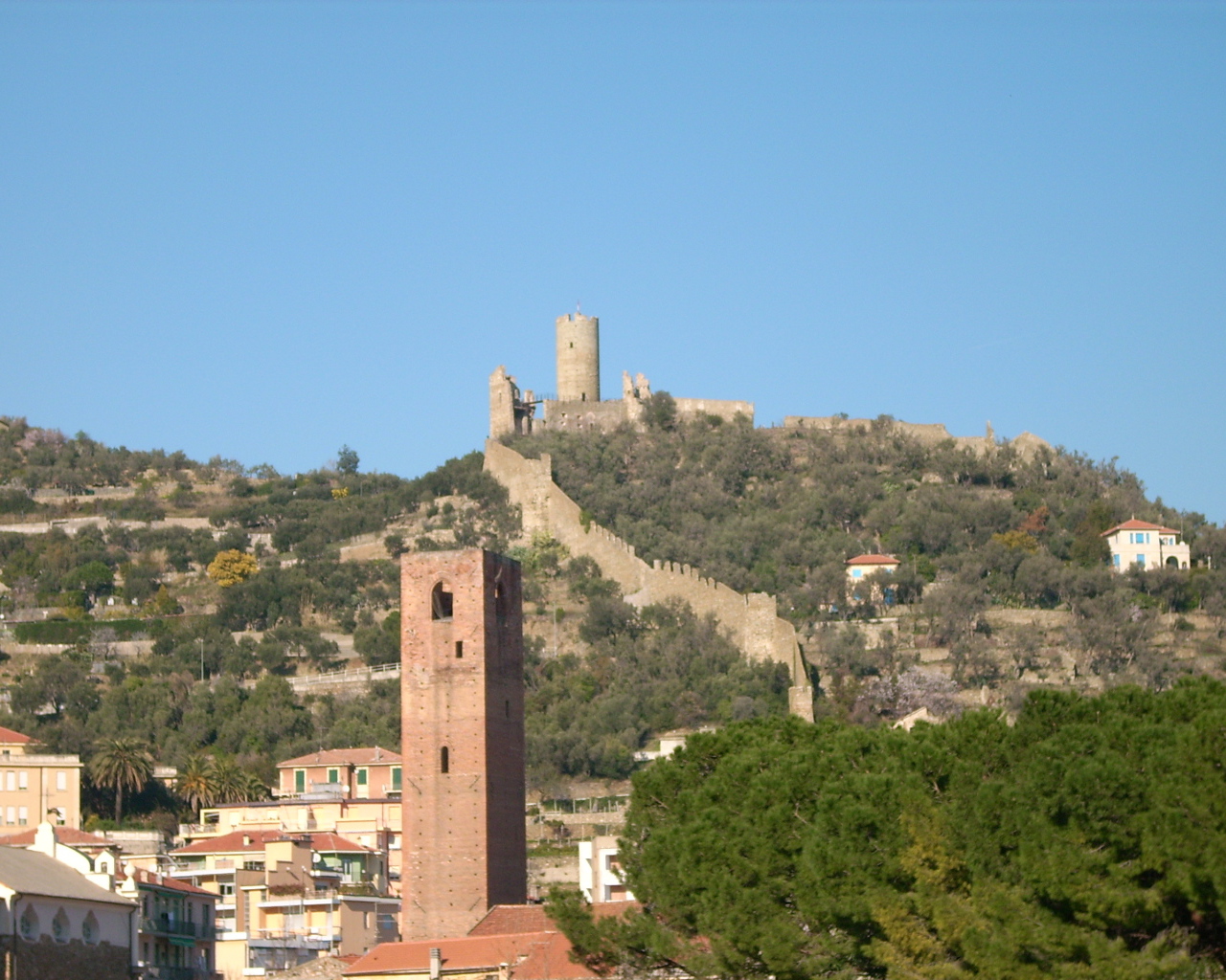 Башня на фоне крепости на курорте Ноли, Италия