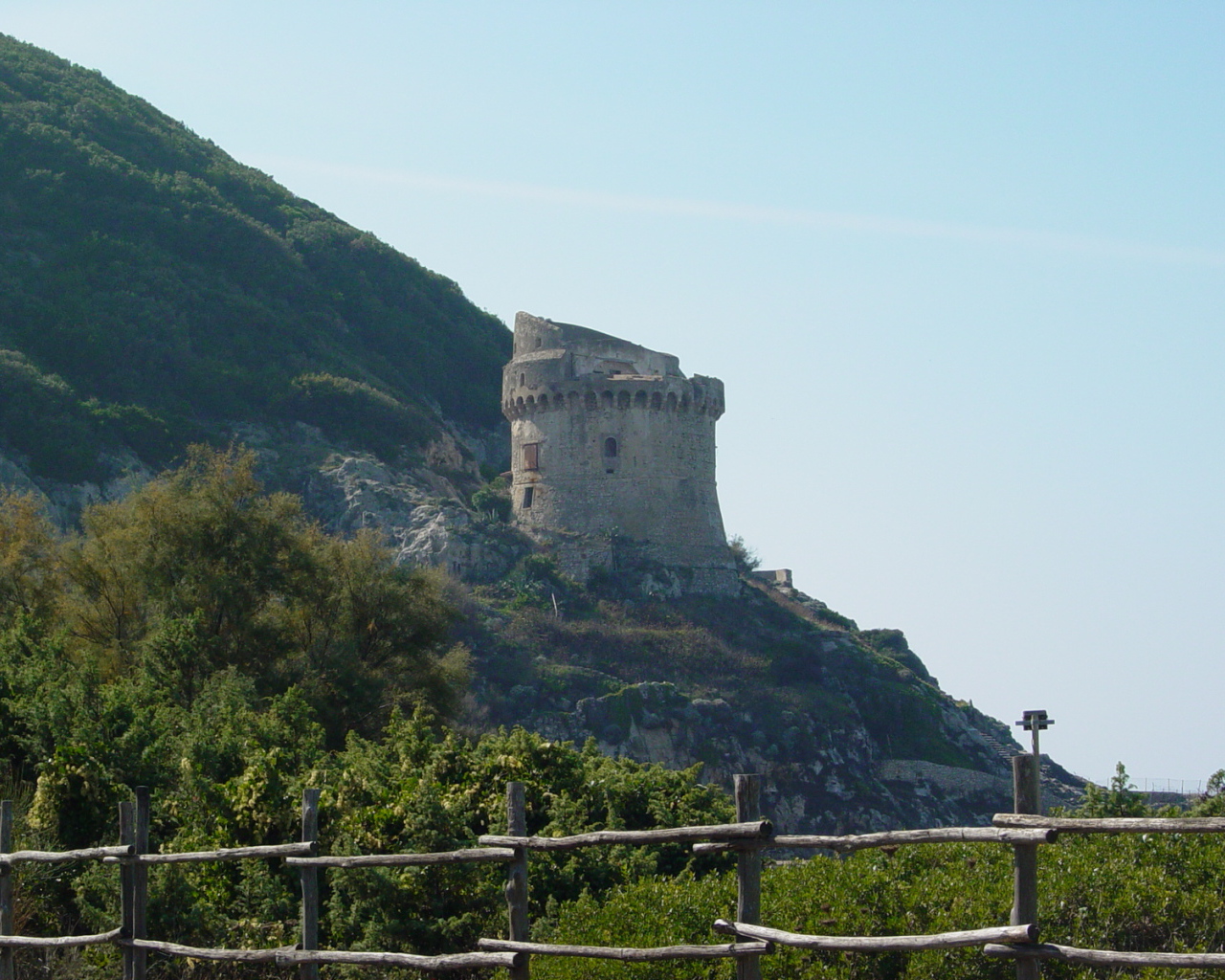 Башня на склоне горы на курорте Сабаудия, Италия