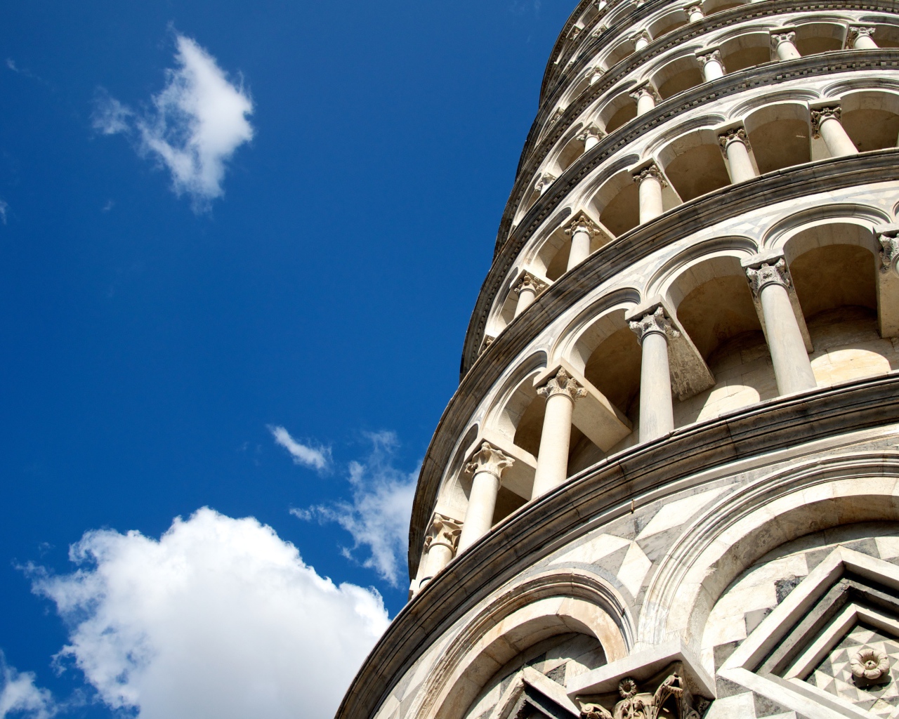 Башня на фоне неба в Пизе, Италия