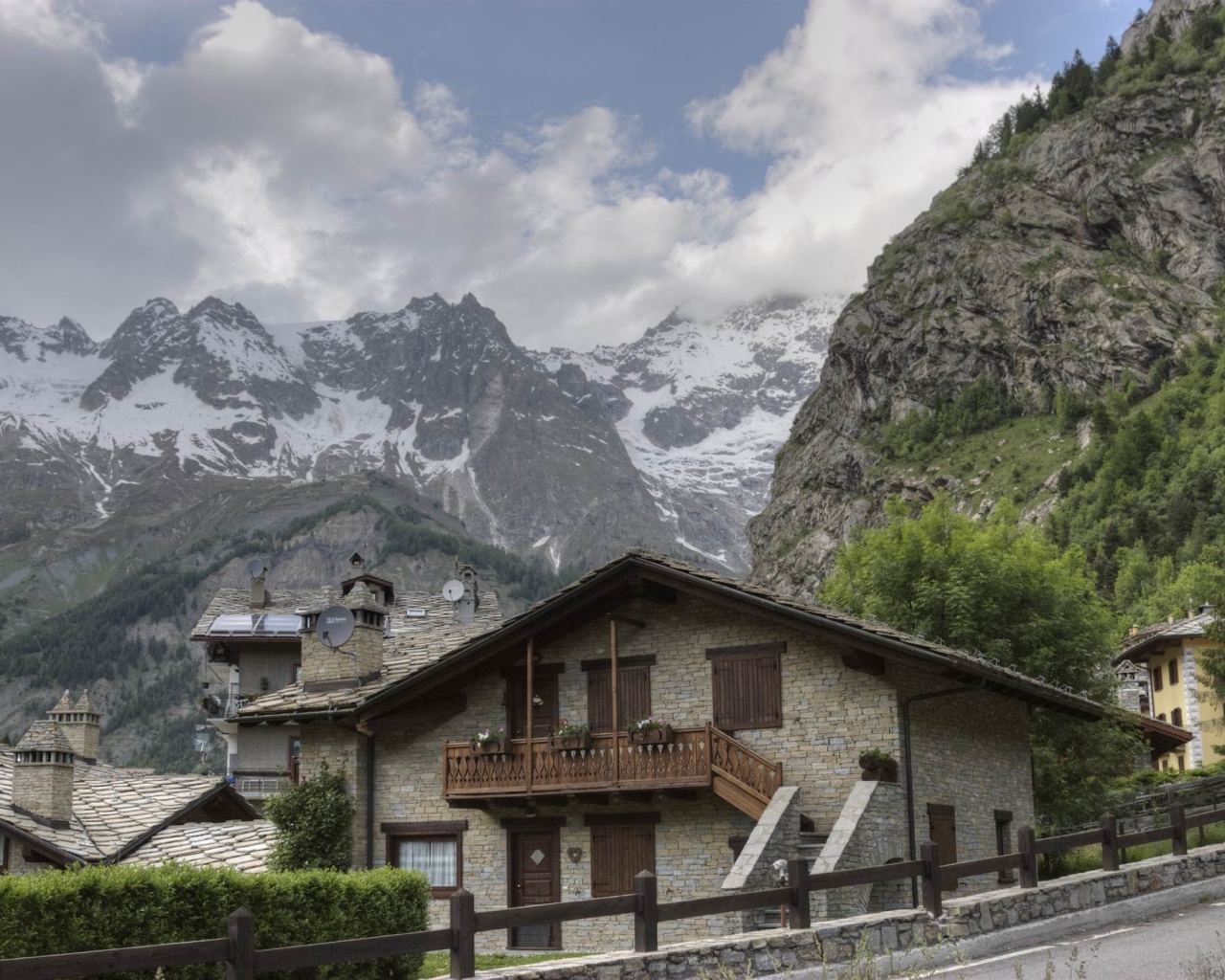 Городские дома на горнолыжном курорте Курмайор, Италия