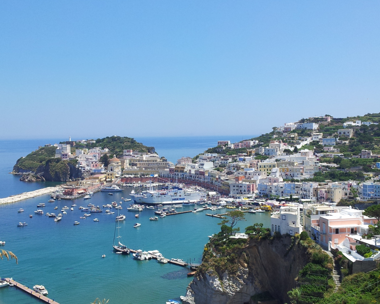 Город на берегу на острове Понца, Италия