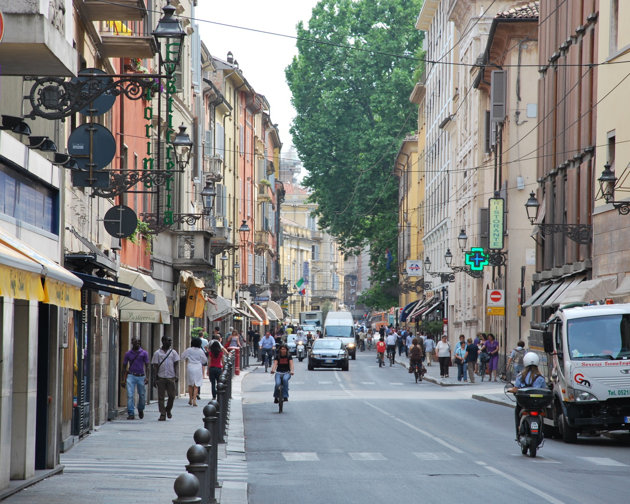 Уличное движение в Парме, Италия