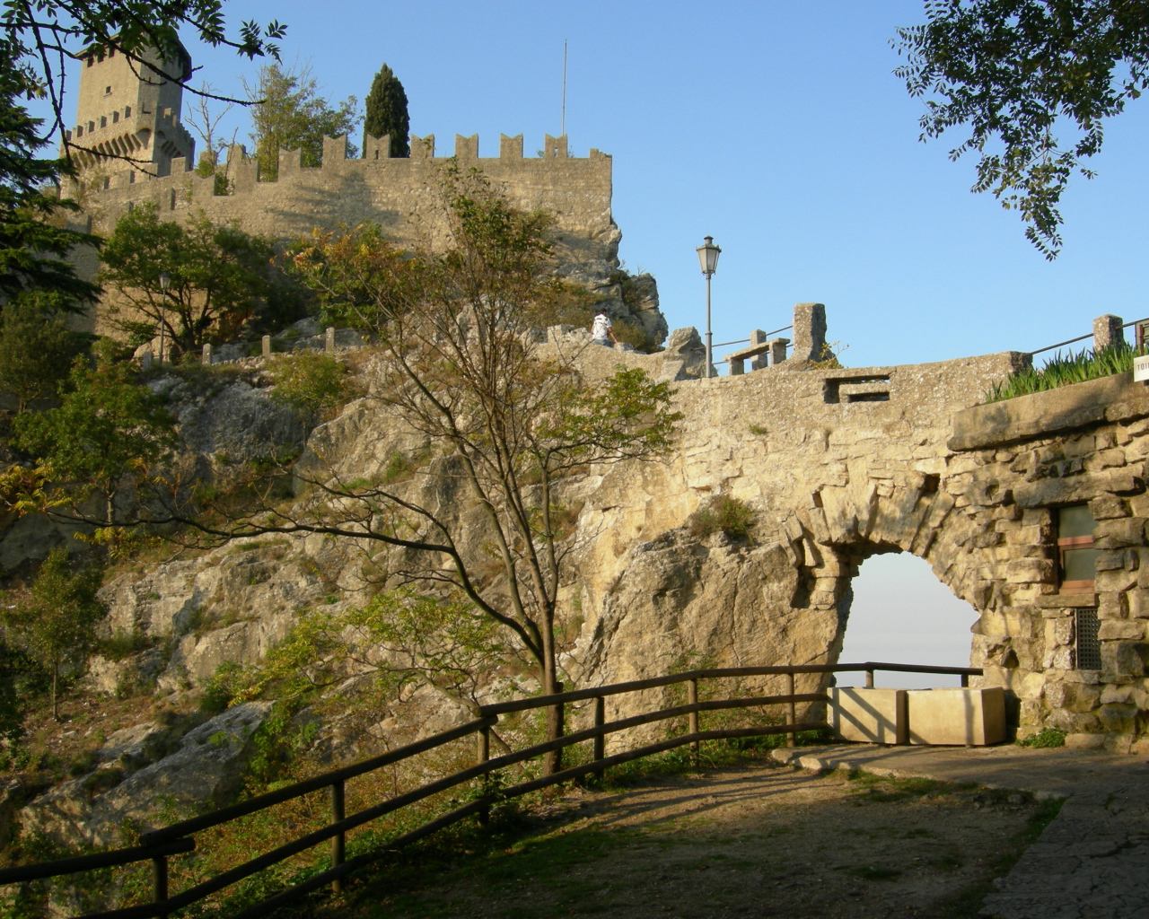 Деревья на фоне крепости в Сан Марино, Италия