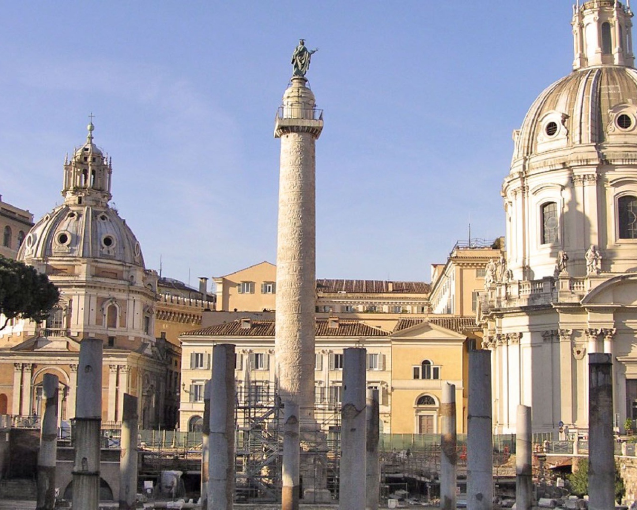 Вид на колонну Траяна в Риме