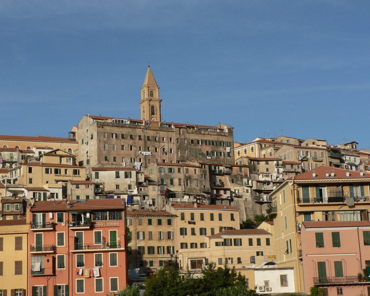Городские здания на курорте Империя, Италия