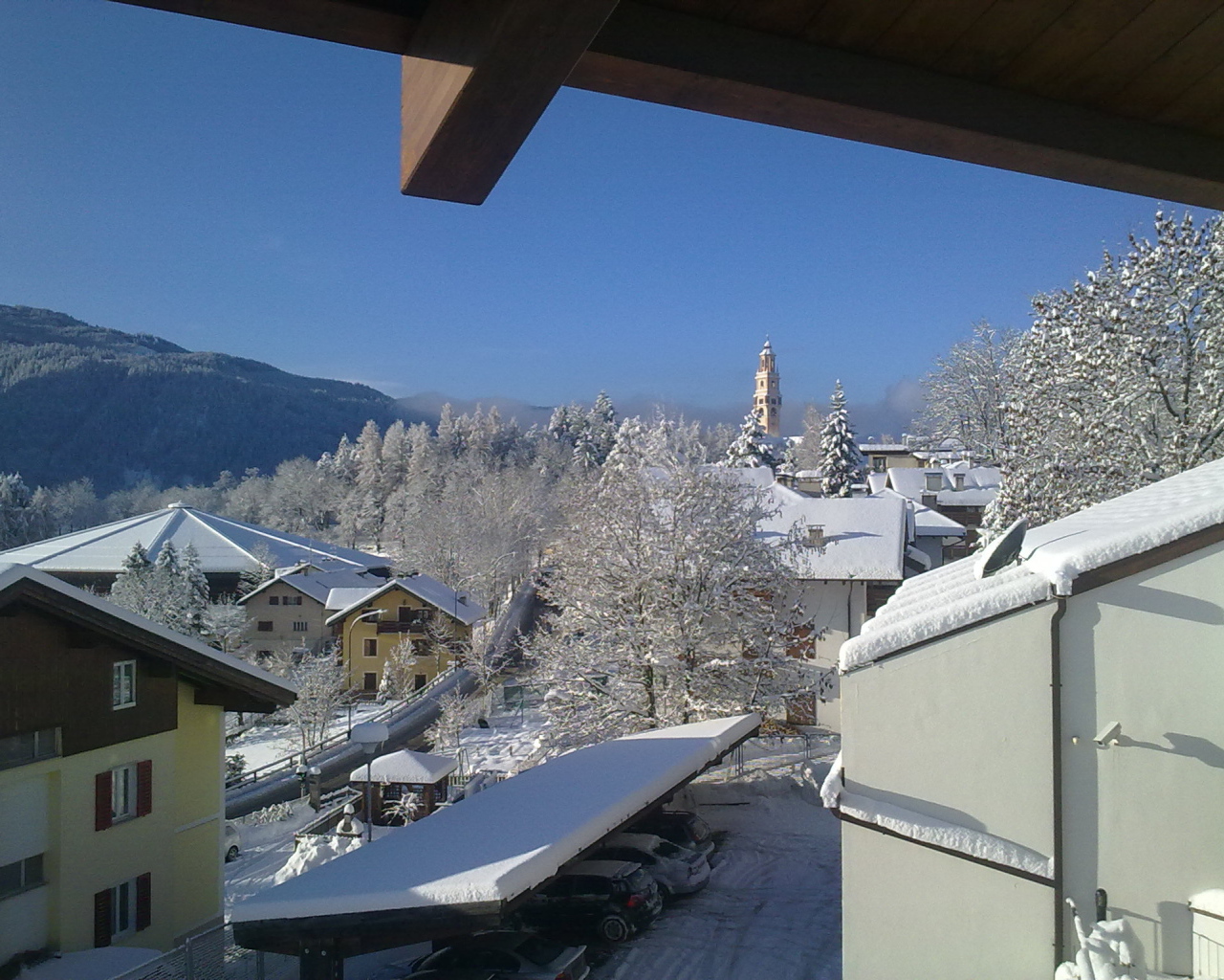 Вид с балкона на горнолыжном курорте Мадонна ди Кампильо, Италия