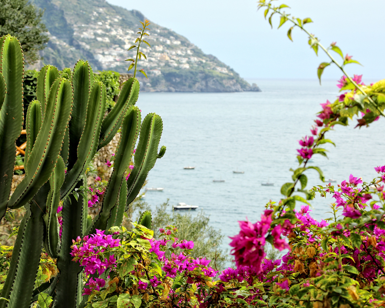 Вид со склона горы на залив на курорте Позитано, Италия