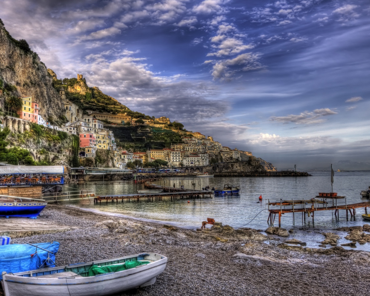 Вид на скалы на курорте в Амальфи, Италия