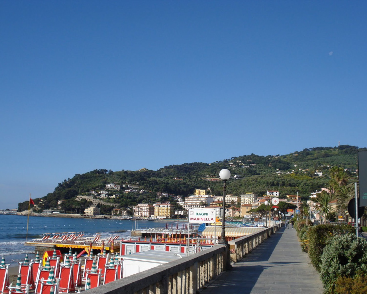 Прогулка по набережной на курорте Диано Марино, Италия