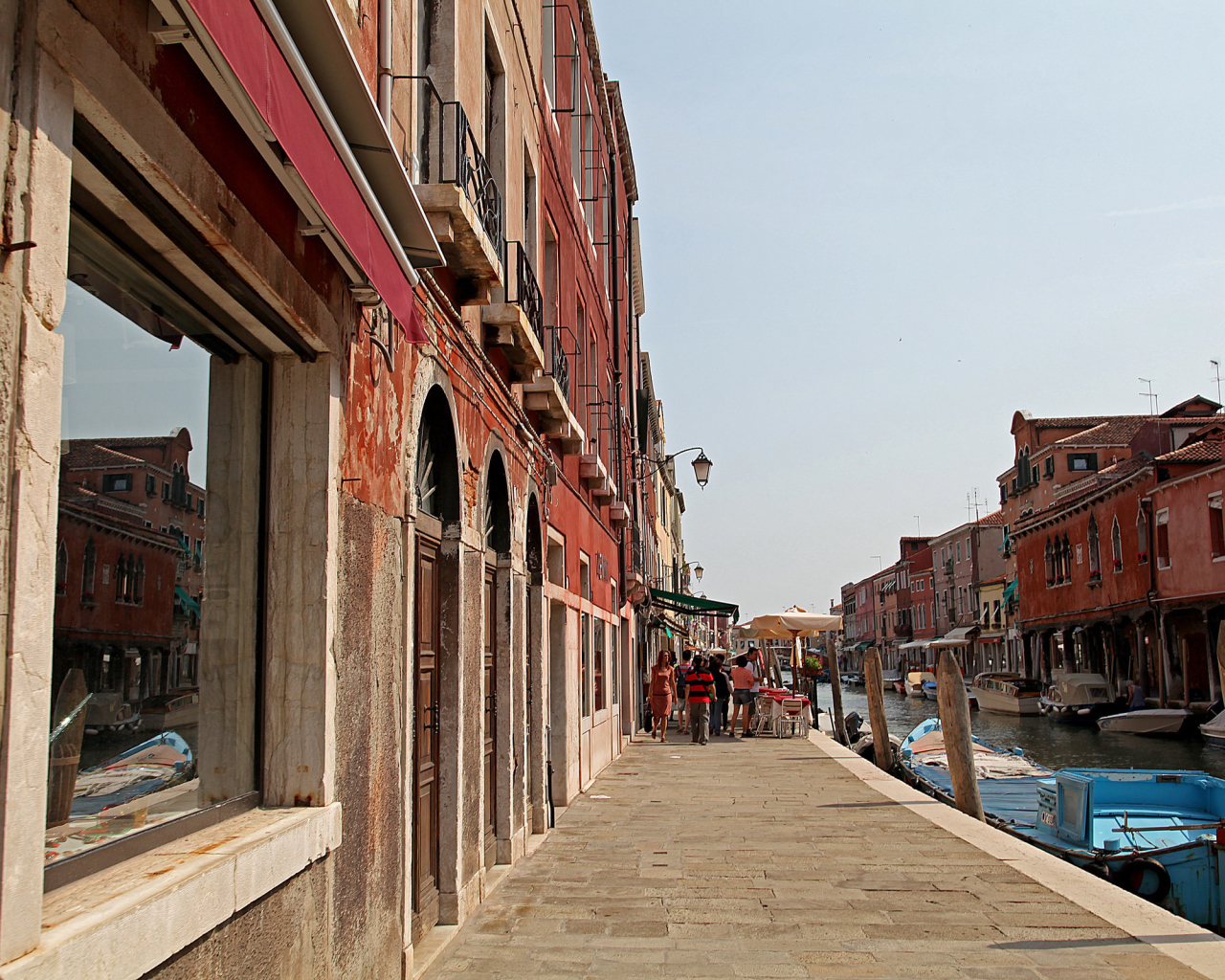 Прогулка по набережной на острове Мурано, Италия