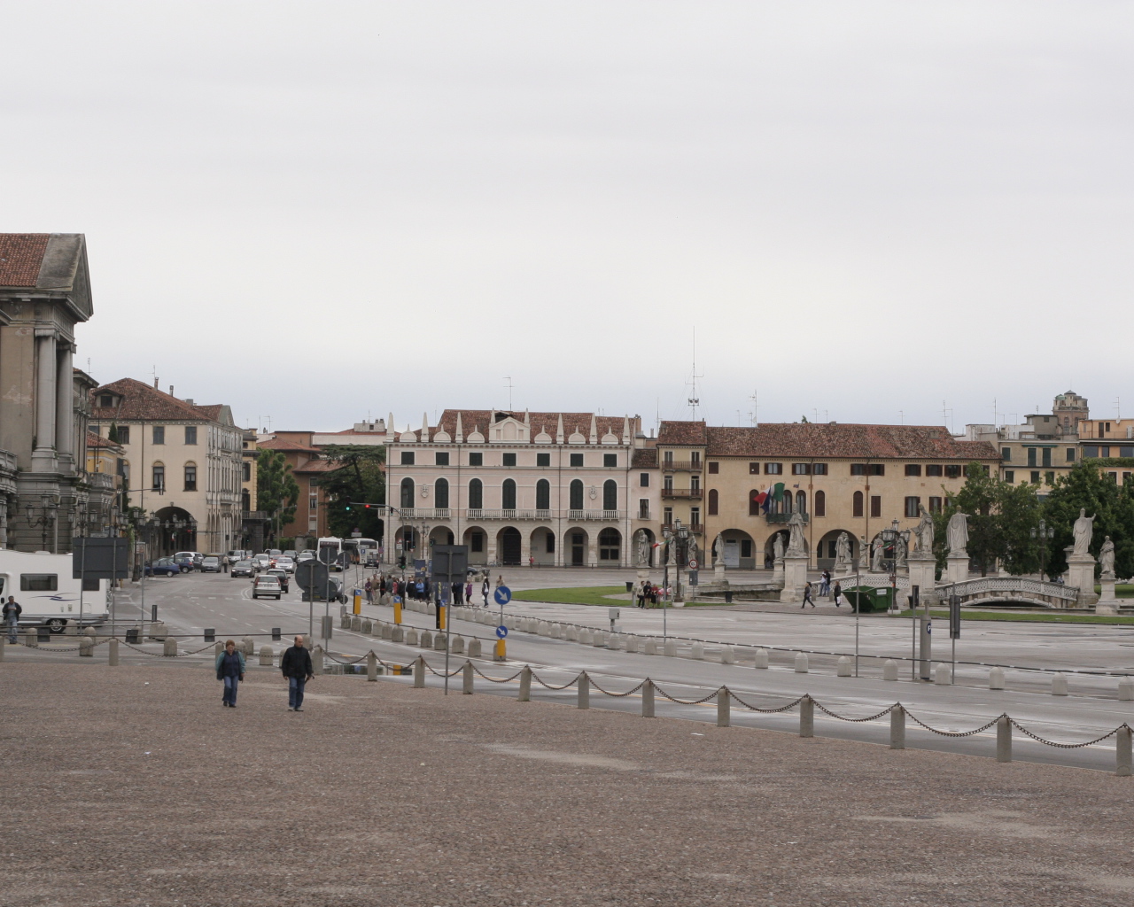 Прогулка по центральной площади в Падуе, Италия