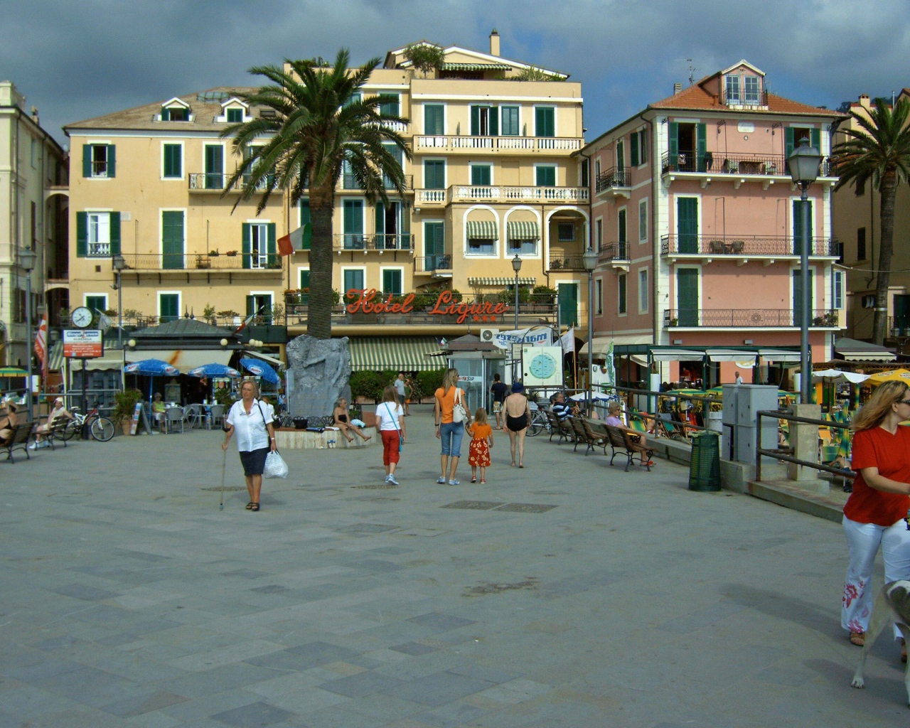 Прогулка на набережной на курорте Алассио, Италия