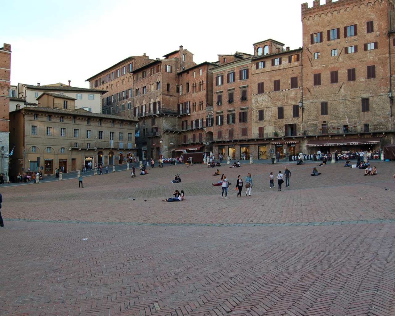 Прогулка на площади в Сиене, Италия