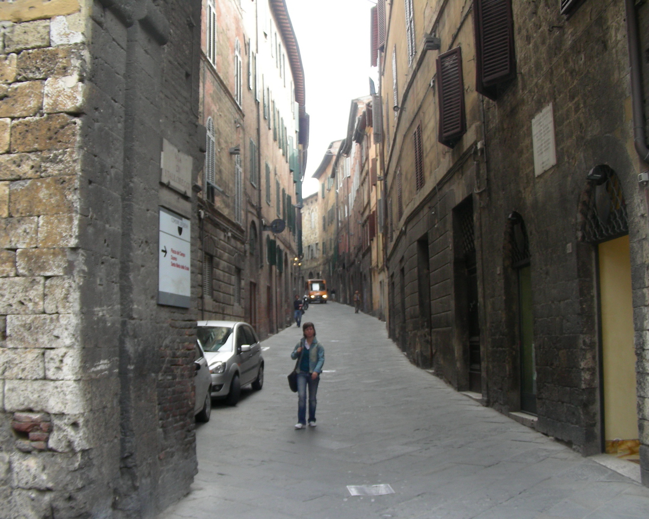 Прогулка по узким улочкам в Сиене, Италия