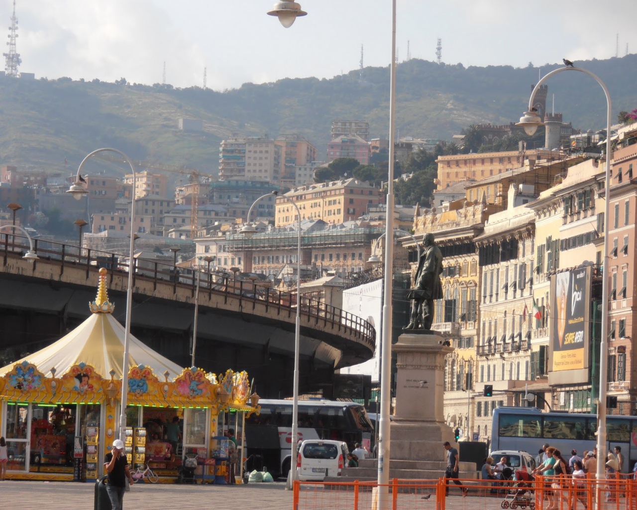 Прогулка по улице в Генуе, Италия