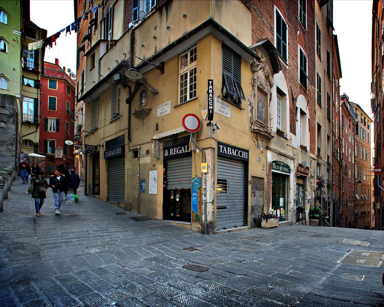 Прогулка по улице в Лигурии, Италия